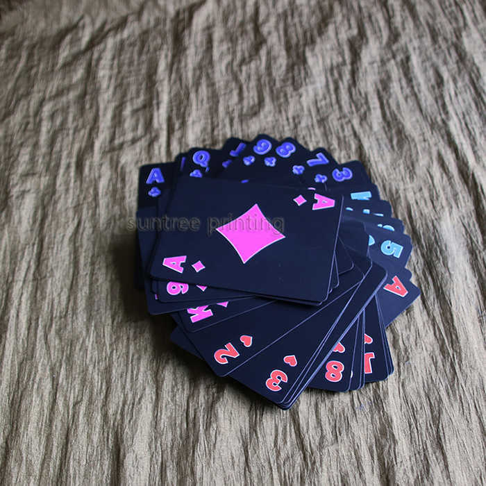 Plastic playing cards with gold edges