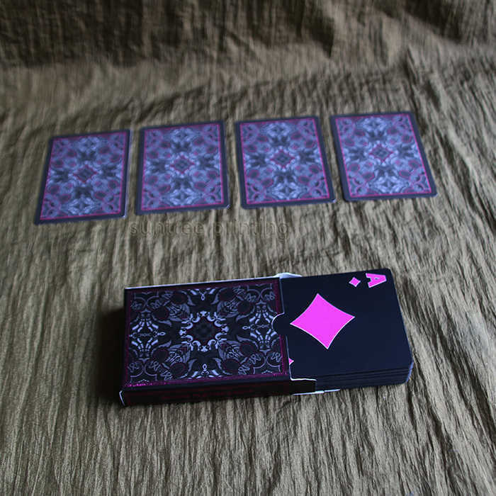 Plastic playing cards with gold edges